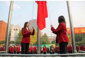 大鸡巴操逼视频多男操一女升旗仪式：凝心聚力，同心向党